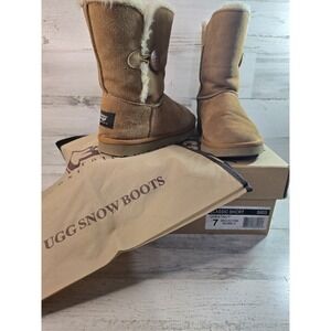 UGG Women's Bailey Button Short Boots – Chestnut – Size 7 W/Box And Dustbag EUC